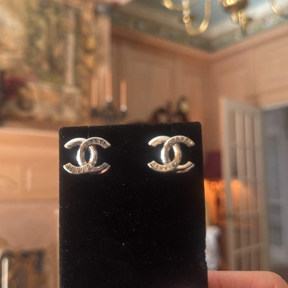 CHANEL Silver CC Interlocking Logo Stud Earrings signed in back - Picture 4 of 5